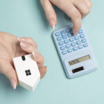 Dłonie liczące na kalkulatorze