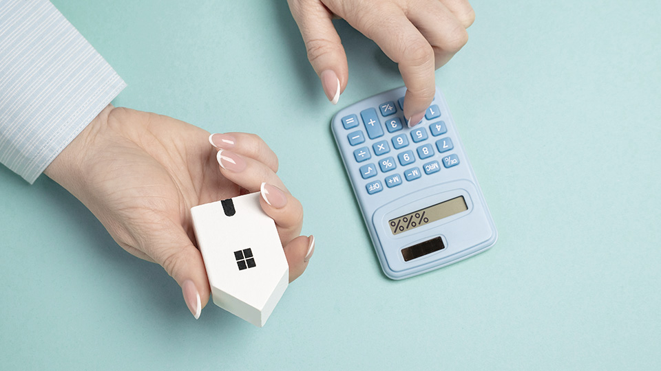 Dłonie liczące na kalkulatorze