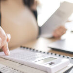 Kobieta podczas prac biurowych