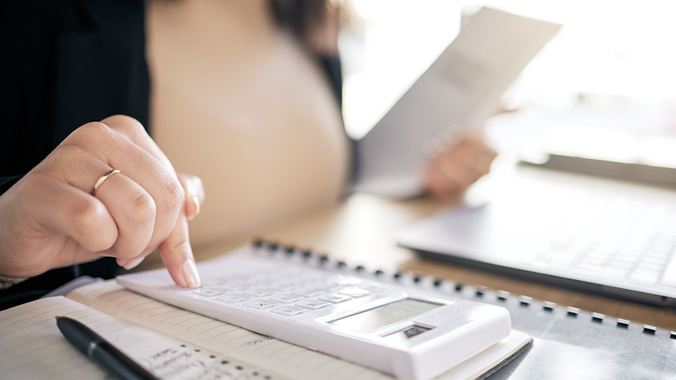 Kobieta podczas prac biurowych