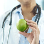Lekarz z zielonym jabłkiem